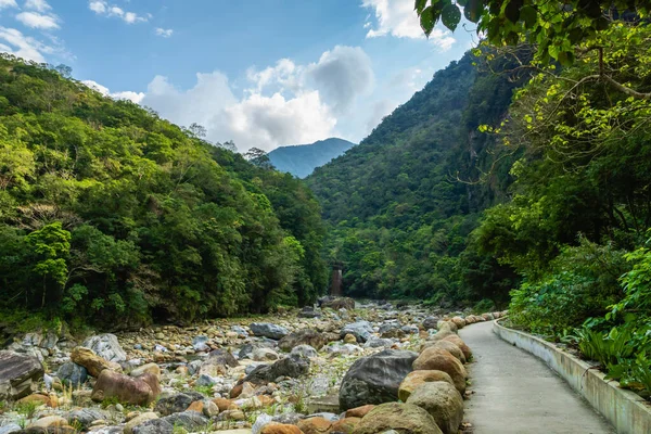 花蓮県 台湾の太魯閣国立公園渓谷の風景です シャカダンハイキングコースの自然景観 — ストック写真