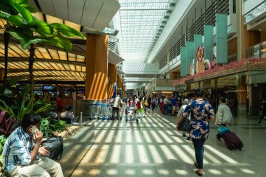 Singapur - Ocak 2019: Singapur Changi Havalimanı mimarisi ve yolcuları. Singapur. Changi Havalimanı Asya 'daki en büyük havaalanlarından biridir..