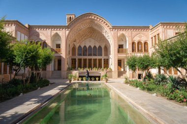 Kashan, İran - Haziran 2018: İran 'ın Kashan kentindeki Ameri Evi mimarisi ve bahçesi. Meri House büyük tarihi bir ev ve popüler bir turizm merkezi.. 