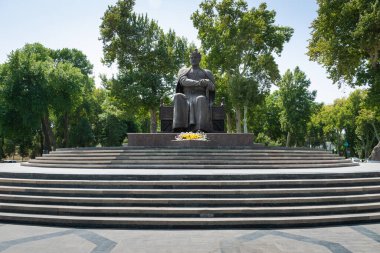 Semerkand, Özbekistan - Ağustos 2018: Semerkand 'ın merkezinde Amir Temur heykeli. Amir Temur turistler ve ziyaretçiler için popüler bir dönüm noktası.