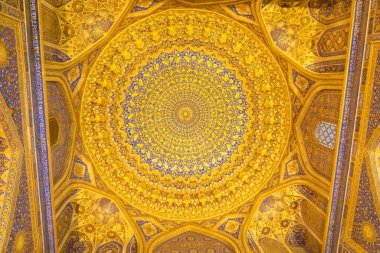 Semerkand, Özbekistan - Ağustos 2018: Semerkand 'ın merkezinde Amir Temur heykeli. Amir Temur turistler ve ziyaretçiler için popüler bir dönüm noktası.