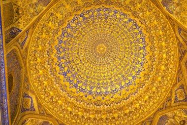 Semerkand, Özbekistan - Ağustos 2018: Semerkand 'ın merkezinde Amir Temur heykeli. Amir Temur turistler ve ziyaretçiler için popüler bir dönüm noktası.