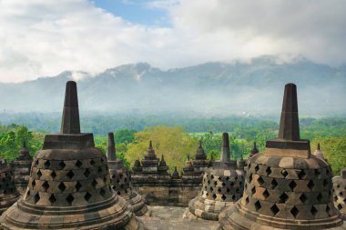 Yogyakarta, Java, Endonezya 'daki Borobudur tapınağı - UNESCO Dünya Mirası turistler arasında popüler