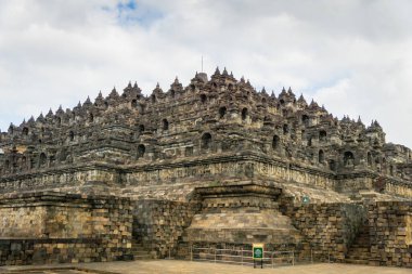 Yogyakarta, Java, Endonezya 'daki Borobudur tapınağı - UNESCO Dünya Mirası turistler arasında popüler