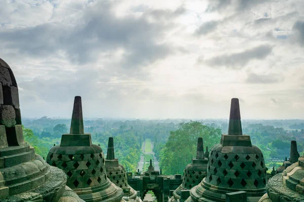 Yogyakarta, Java, Endonezya 'daki Borobudur tapınağı - UNESCO Dünya Mirası turistler arasında popüler