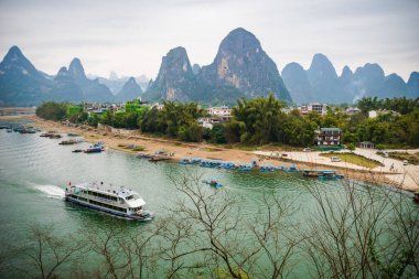 Çin 'in en popüler turizm merkezlerinden biri olan Yangshuo, Guangxi, Çin' deki Li nehri ve karst dağlarının manzarası..