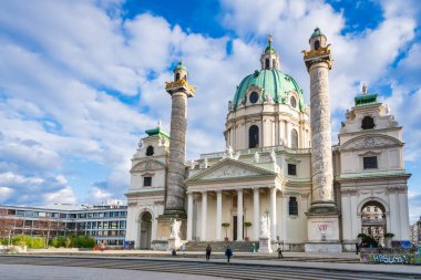 Viyana, Avusturya - Mart 2020: St. Charles Kilisesi veya Karlskirche ve turistler - Viyana, Avusturya 'da tarihi eser