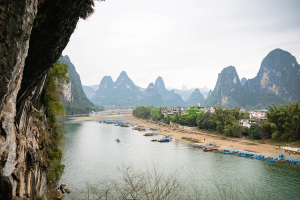 Pohled Řeku Krasové Hory Kopce Výletní Lodě Yangshuo Guangxi Čína — Stock fotografie