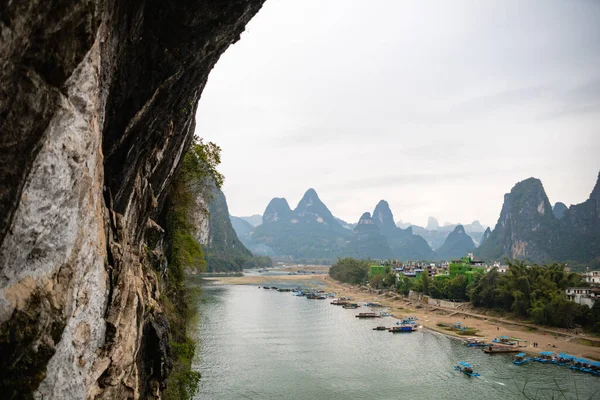 Vista Del Fiume Montagne Carsiche Colline Barche Crociera Yangshuo Guangxi — Foto Stock