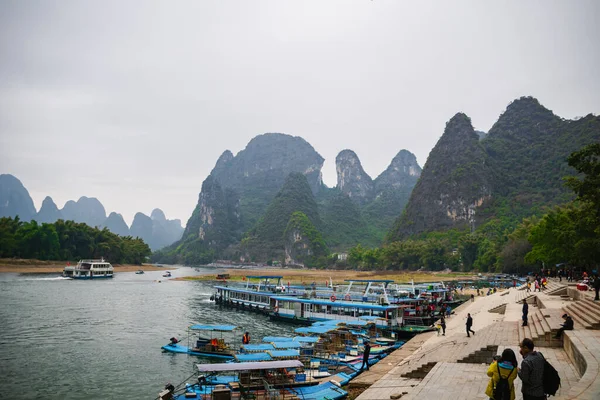 Vista Del Fiume Montagne Carsiche Colline Barche Crociera Yangshuo Guangxi — Foto Stock