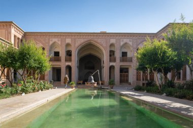 Kashan, İran - Haziran 2018: İran 'ın Kashan kentindeki Ameri Evi mimarisi ve bahçesi. Meri House büyük tarihi bir ev ve popüler bir turizm merkezi.. 