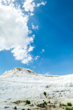 Denizli, Türkiye 'de doğal travertin havuz ve teraslarıyla Pamukkale manzarası