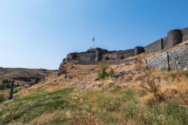 Kars Kalesi manzaralı mavi gökyüzü Kars şehrinde. Türkiye 'nin doğusunda tarihi bir dönüm noktası