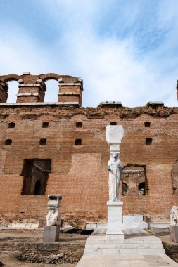 Türkiye 'nin Bergama kentindeki Kızıl Bazilika harabeleri. Eski Mısır Tanrılarının Tapınağı. 