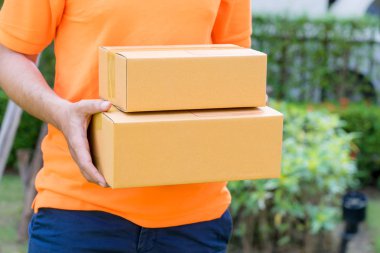 Teslimatçı turuncu paketleri teslim
