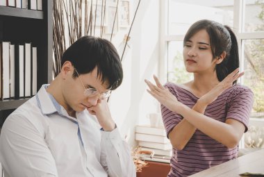 Adam güzel kadının reddedilir