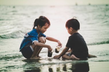 Erkek ve kız yaz plaj güneş ışığı ile eğleniyor musun