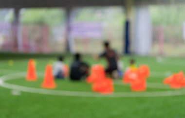 Çocuklarla antrenman sahasında futbol eğitim ekipmanları