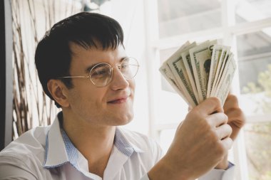İşadamı daha fazla para sayıyor.