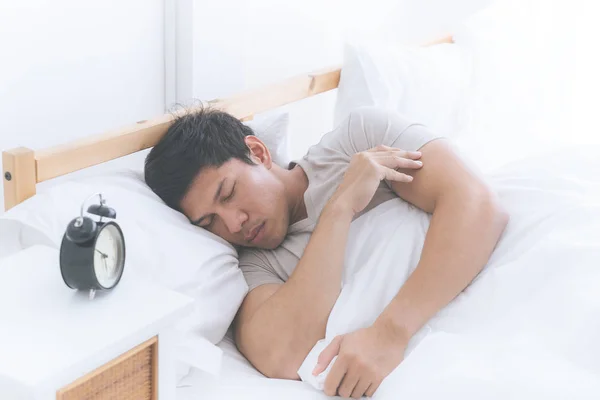 亚洲男人正睡在白色的床上 — 图库照片