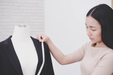 Moda stüdyosunda Asyalı moda tasarımcısı portresi