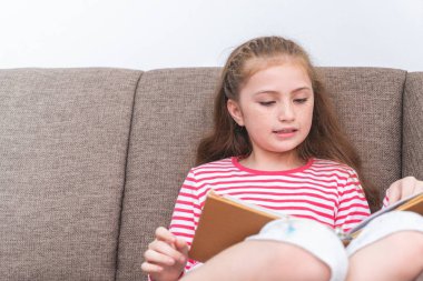 Asyalı inek kız çocuk kitap okuyor..