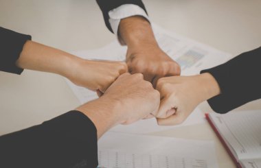 İş toplantısı için takım kavramı dört yumruk çarpmak