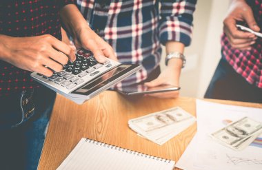 Toplantı iş ortağı hesap makinesi kullanan kadın