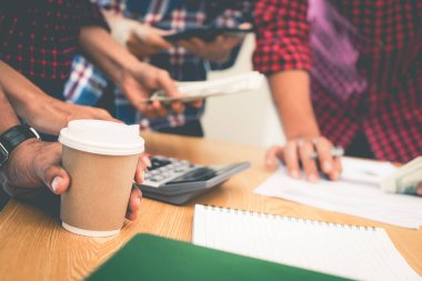 Toplantı bir işe başlamak kahve kağıt bardak
