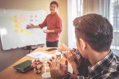 Geçici iş adamları iş Eğitim Konferansı alıyor