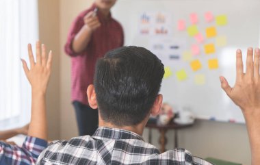 Geçici iş adamları eğitim konferansa katılan