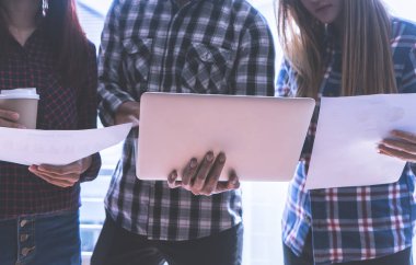 Takım are çalışma birlikte dizüstü bilgisayarda iş verilerini çözümleme