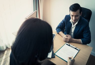 Danışman bir kadın işçi mülakat iş arasında gülümsüyor