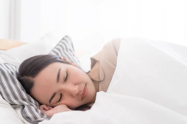 可爱的亚洲女性画像 睡在晨床上 — 图库照片
