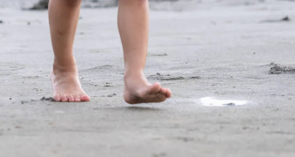 Pés Criança Andando Uma Praia Areia — Fotografia de Stock