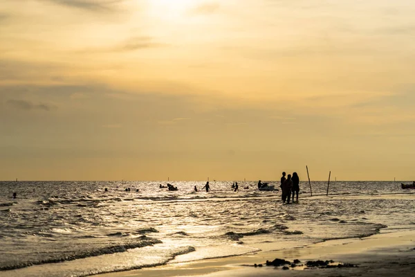 Złoty Zachód Słońca Plaża Rodzina Sylwetka Cienia — Zdjęcie stockowe