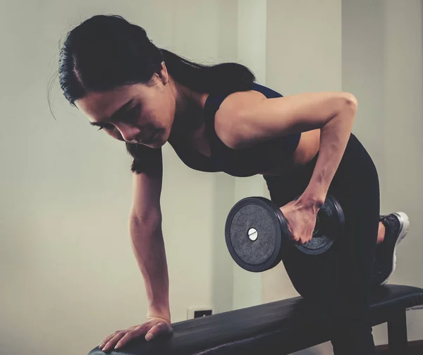 Fuerte Asiático Flaco Mujer Lifting Dumbbell Fitness — Foto de Stock