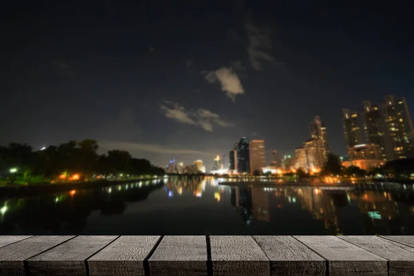 Gece Şehir Arka Plan Ile Boş Ahşap Raf Görüntü — Stok fotoğraf