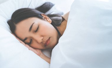 Asyalı kadın sabah yatakta yatma portre
