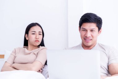 Çevrimiçi sosyal medyaya giden sevgiliye kızgın kız arkadaş