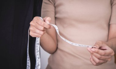 Moda Tasarımcısı el giysiler teyp ölçme ile ölçme
