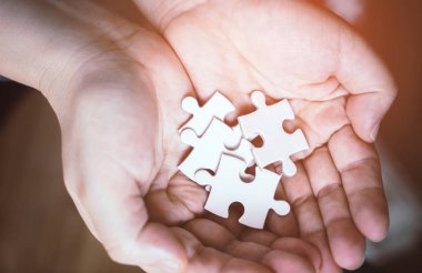Makineli oyma testereleri iş seçenekleri kavramı için avuç