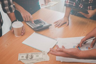 İş toplantısı için veri tablosunu gösteren eller