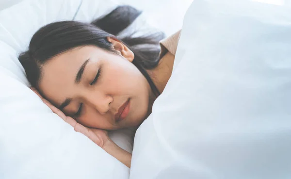 朝ベッドで眠っているアジア女性の肖像画 — ストック写真