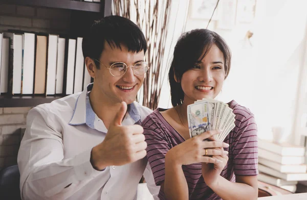 Getrouwd Paar Tellen Geld Steeds Rijk Aan Familiebedrijf — Stockfoto