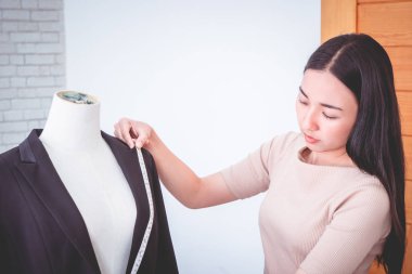 Moda Tasarımcısı omuz ölçüm bandı ile ölçme