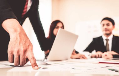 İş toplantısı için veri tablosunu gösteren eller