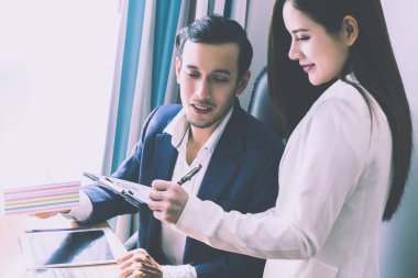 İş patron ve Sekreter rapor tablet mutlu başarı