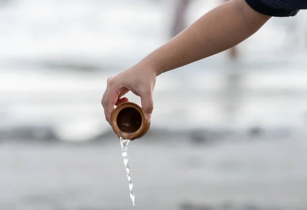 Детская Рука Льет Воду Пляж — стоковое фото