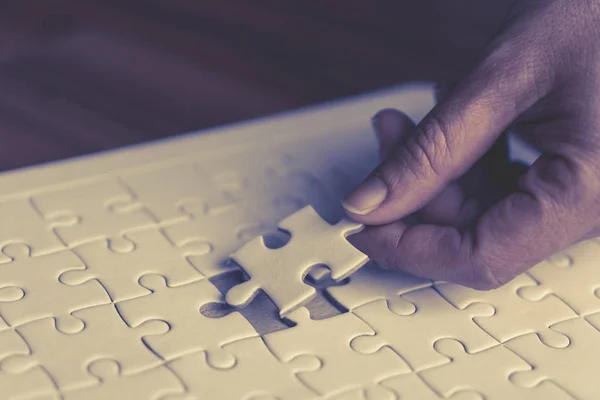 Hand Legt Das Letzte Puzzle Für Business Lösungskonzept — Stockfoto